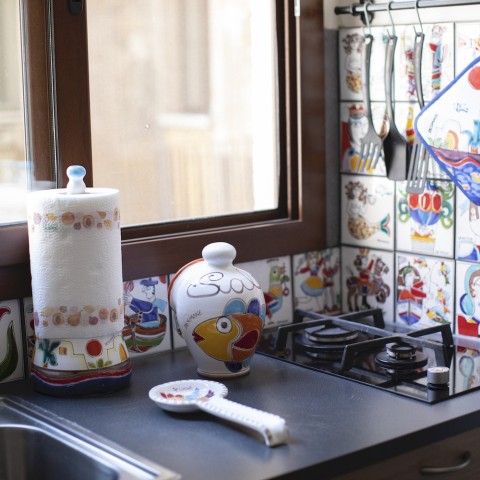 Kitchen roll holder Dammusi Mangiallegro handmade de simone pottery