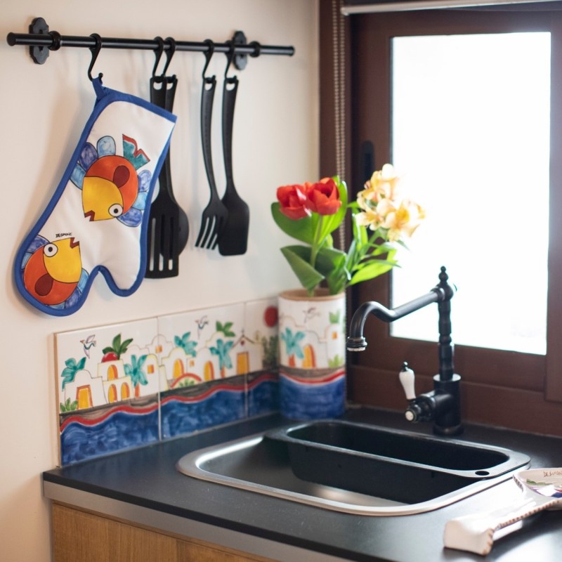 Piastrelle siciliane artigianali cucina Dammusi Ceramiche De Simone