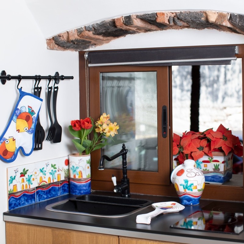 Piastrelle artigianali siciliane cucina Dammusi Ceramiche De Simone